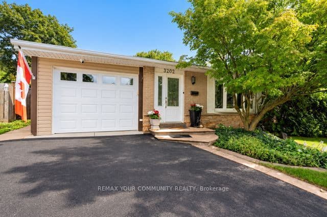 Detached at 3202 Centennial Drive E, Burlington, ON L7M 1C2