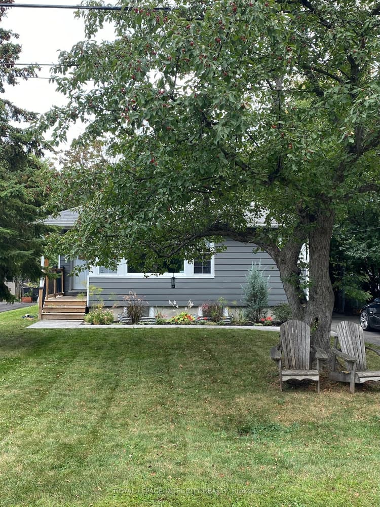713 Tweedsmuir Avenue