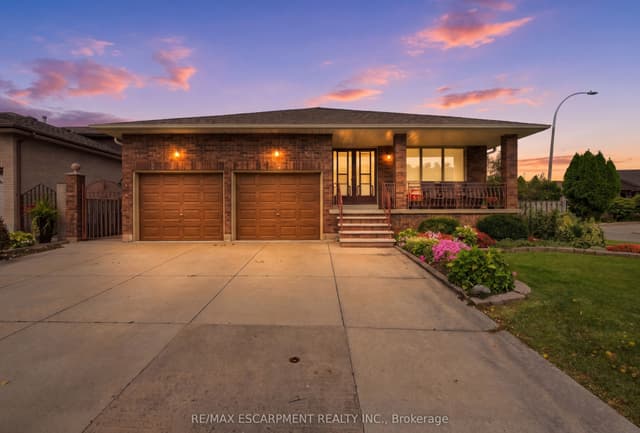 Detached at 7 Vinehill Drive, Hamilton, ON L8G 4Z1