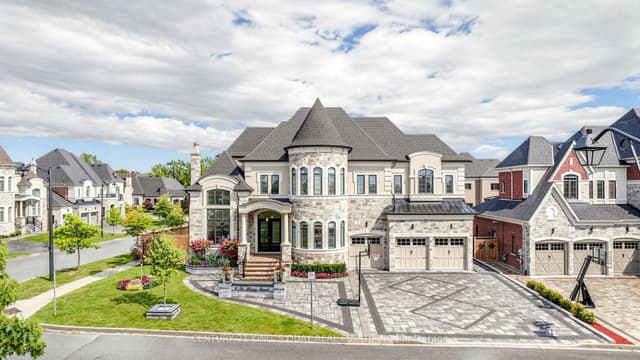 Detached at 3 Sir Henry Court, King, ON L7B 0P5