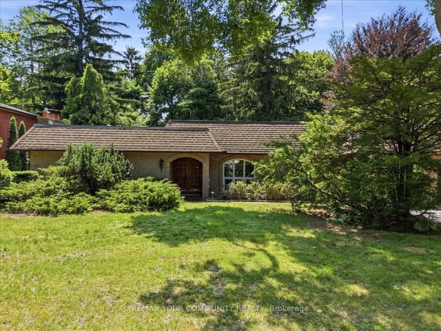 Detached at 1528 Knareswood Drive, Mississauga, ON L5H 2M1