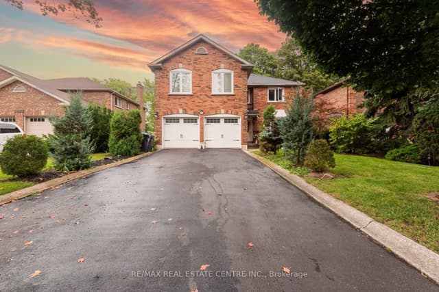 Detached at 3683 East Park Court, Mississauga, ON L5L 4V6
