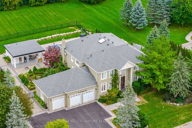 Detached at 22 Di Nardo Court, King, ON L7B 1M2