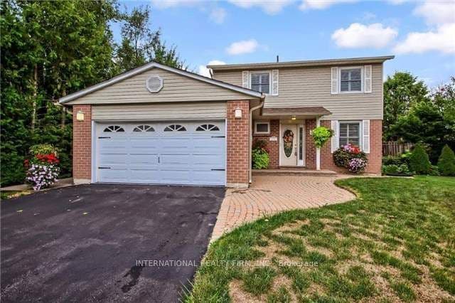 Detached at 333 Dixon Boulevard, Newmarket, ON L3Y 5C3