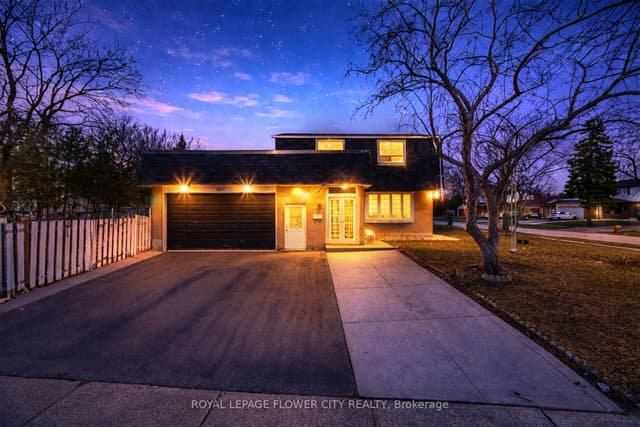 Detached at 3027 Coral Drive, Mississauga, ON L4T 1Z2