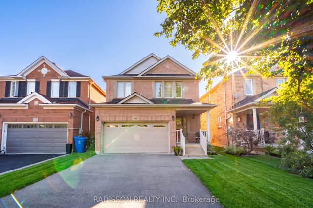 Detached at 863 Oaktree Crescent, Newmarket, ON L3X 2Y7