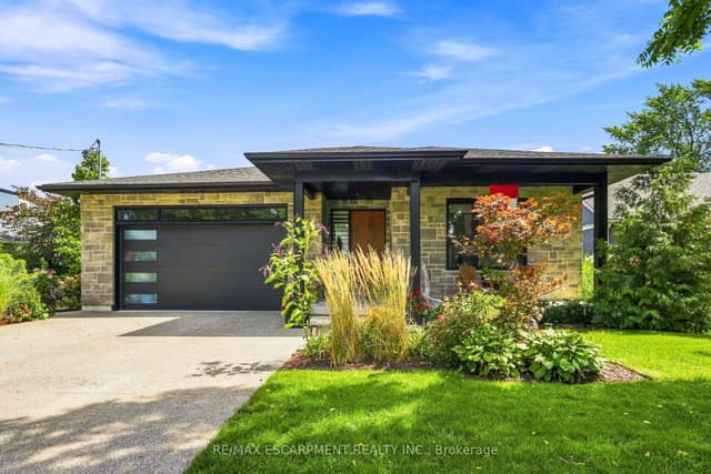 Detached at 42 Carlton Avenue, Welland, ON L3C 1P9