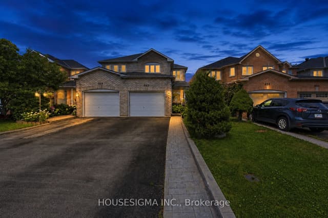 Semi-Detached at 902 Applecroft Circle, Mississauga, ON L5V 2A7