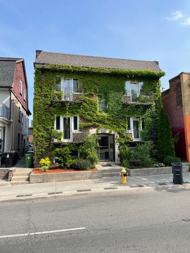 Office at 596 St Clair Avenue W Floor 1, Toronto, ON M6C 1A6, Toronto C03