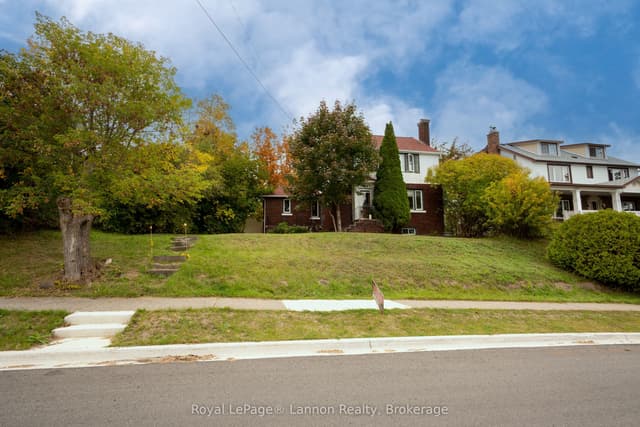 Detached at 82 College Street W, Thunder Bay, ON P7A 5J4