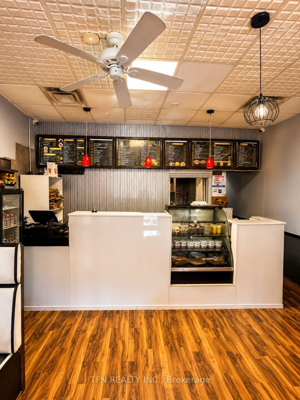 Unit 3, Unit 3 · 433 Simcoe St S