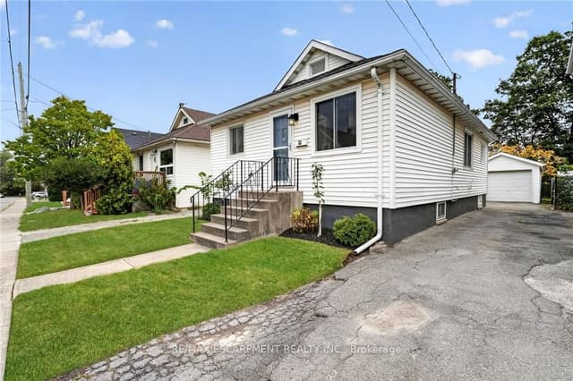 Detached at 32 Richmond Avenue, St. Catharines, ON L2R 3W7