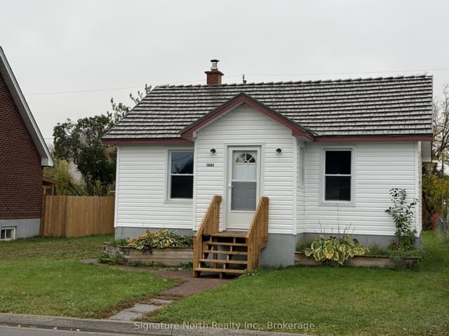 Detached at 1004 Gore Street W, Thunder Bay, ON P7E 3T1