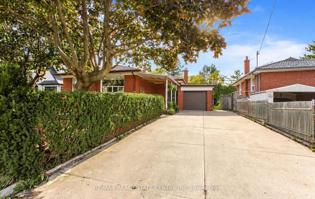 Detached at 302 Southview Road, Oakville, ON L6K 2P5