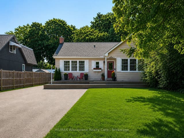 Detached at 938 King Road, Burlington, ON L7T 3L3