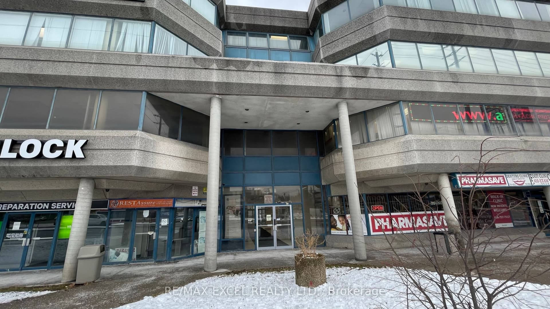 Unit 212, Unit 212 · 2425 Eglinton Ave E