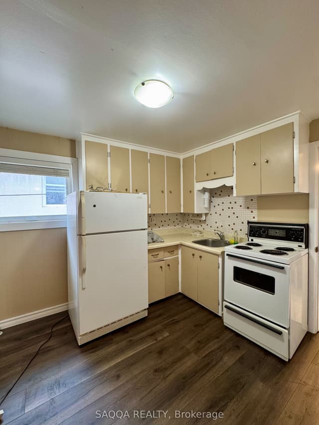 Duplex at 100 Niagara Street Upper, St. Catharines, ON L2R 4L4