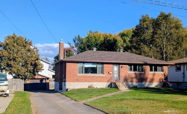 Detached at 1374 Chapais Street, North Bay, ON P1B 6M4