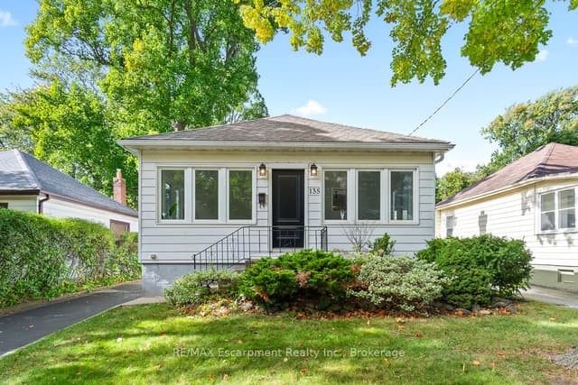 Detached at 135 DEANE Avenue, Oakville, ON L6K 1N2