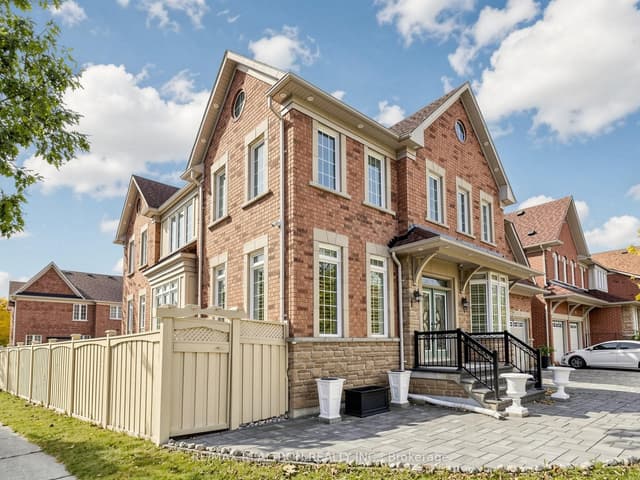 Detached at 1 Crossroads Drive, Richmond Hill, ON L4E 5E3
