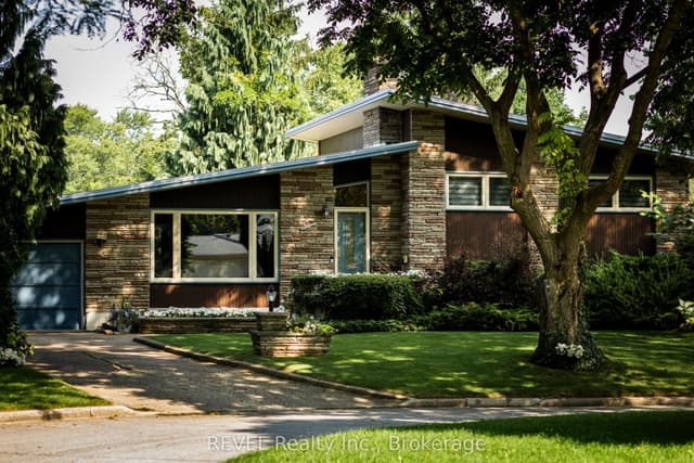 Detached at 7 Glenayr Place, St. Catharines, ON L2T 2A2