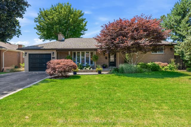 Detached at 302 Harmony Road, Hamilton, ON L9G 2T2