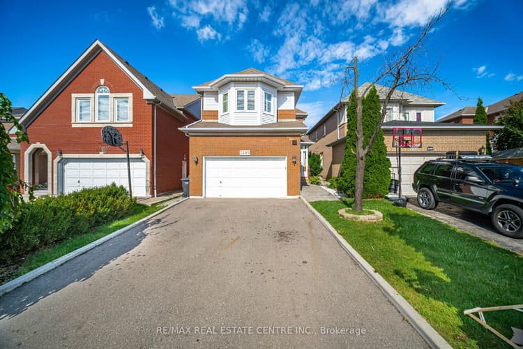 2485 Strathmore Crescent