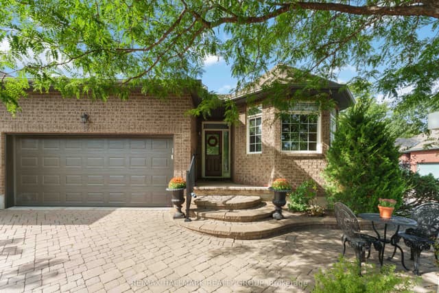 Att/Row/Townhouse at 121 Bartlett Private, Hunt Club - Windsor Park Village and Area, ON K1V 2A9