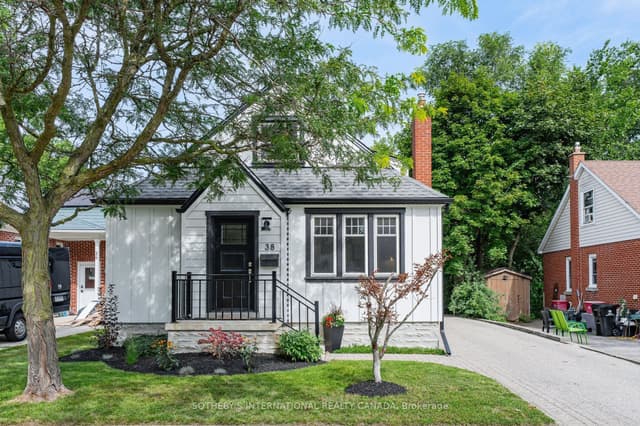 Detached at 38 Roslin Avenue S, Waterloo, ON N2L 2P8
