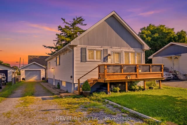 Detached at 9 Cambridge Avenue, St. Catharines, ON L2P 1W6