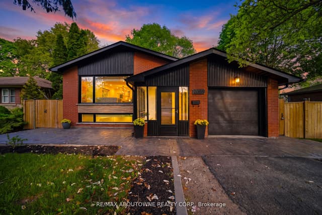 Detached at 2066 Rebecca Street, Oakville, ON L6L 2A2