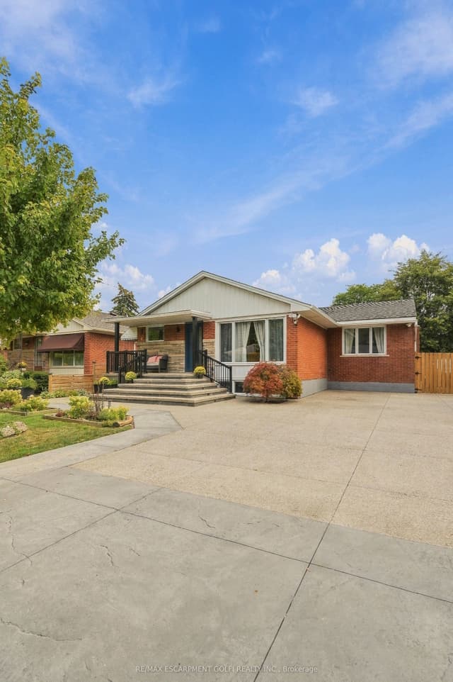Detached at 215 WEST 33RD Street, Hamilton, ON L9C 5J4