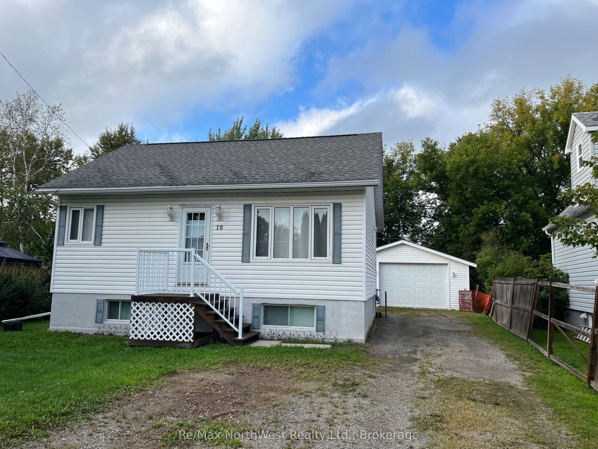 10 Spruce Rd