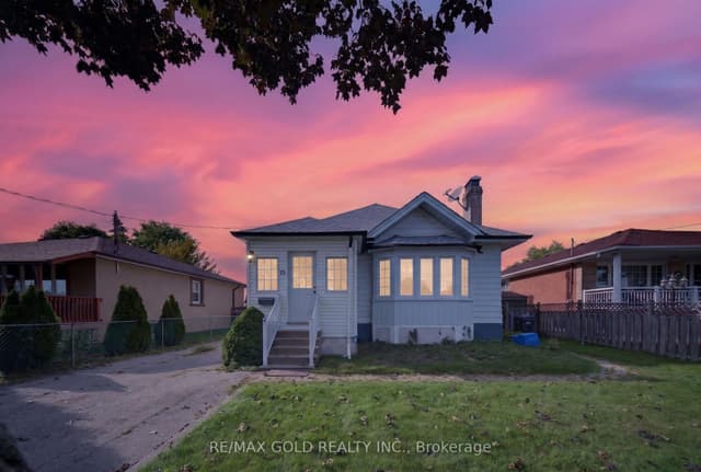 Detached at 15 Beverley Street, Mississauga, ON L4T 1E9