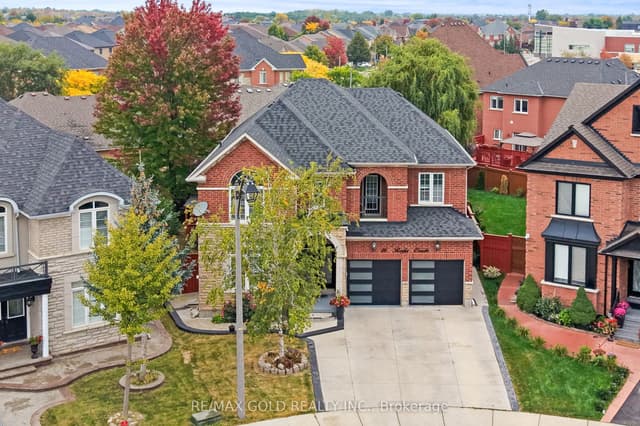 Detached at 16 Regis Circle, Brampton, ON L6P 1Y8