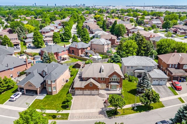 Detached at 36 Shadywood Road, Brampton, ON L6Z 4M1