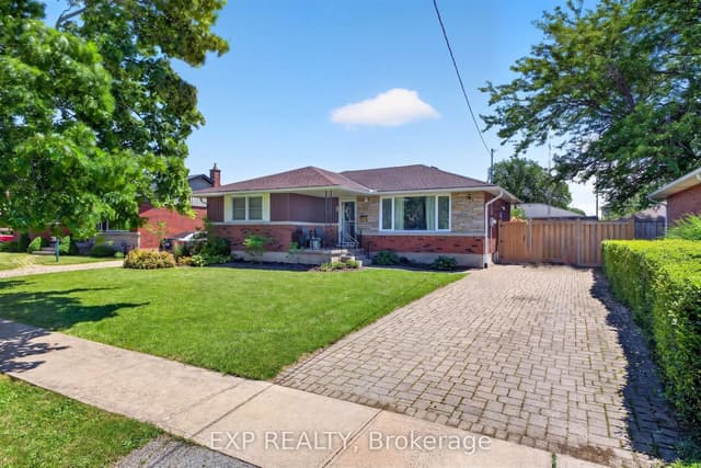 Detached at 8 Dunraven Avenue, St. Catharines, ON L2M 6A7