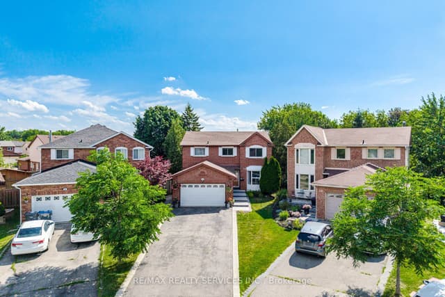 Detached at 8 Paramount Place, Brampton, ON L6Y 2T3