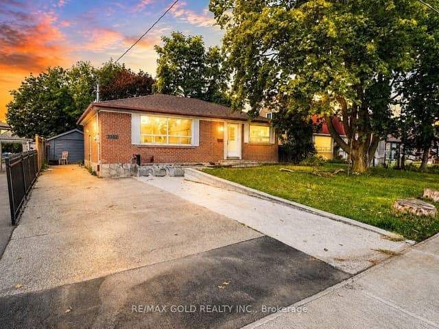 Detached at 3352 Etude Drive, Mississauga, ON L4T 1T3