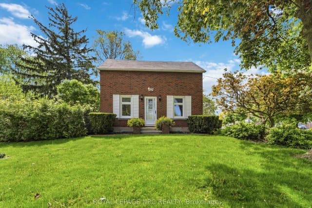 Detached at 304 Scott Street S, St. Catharines, ON L2N 1J5
