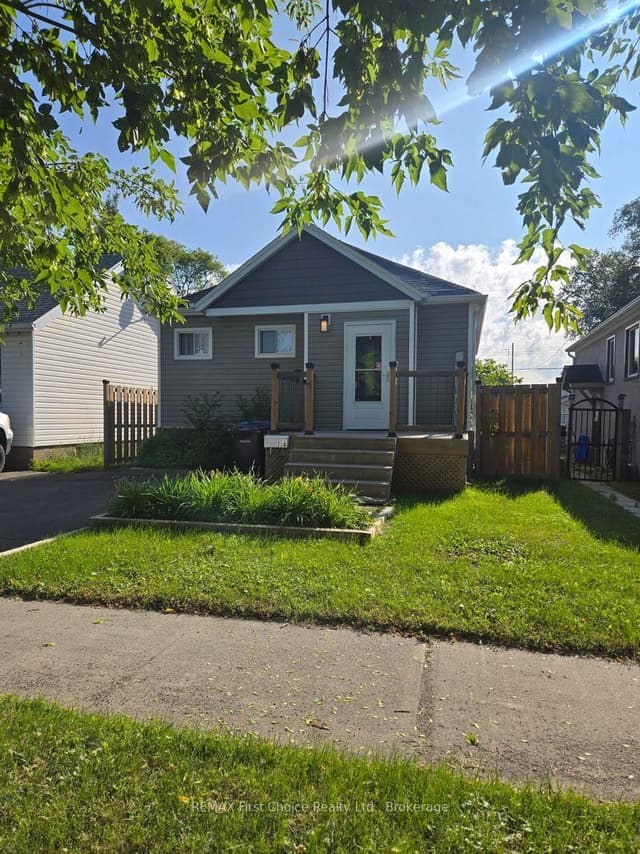 Detached at 734 Franklin Street S, Thunder Bay, ON P7E 1R9