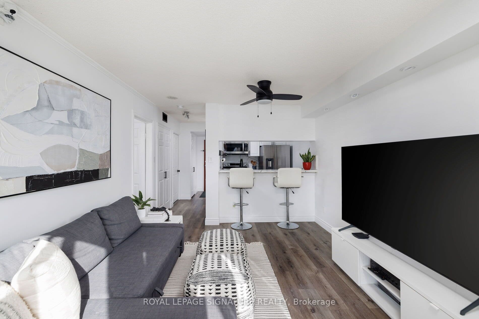 Suite 909 · Floor 9, Unit 909 · 880 Dundas St W