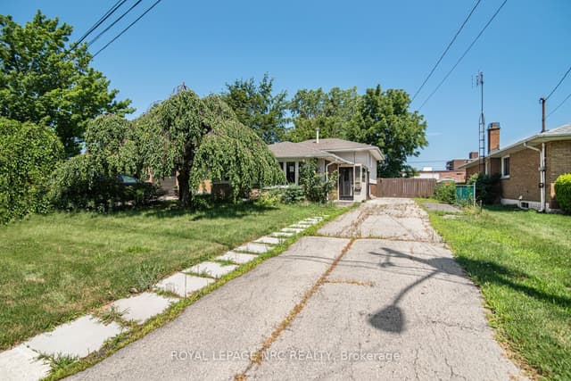 Detached at 100 Mountain Avenue N, Hamilton, ON L8G 3P7