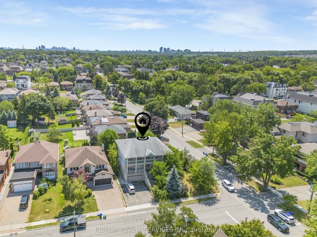 Detached at 135 Spruce Avenue, Richmond Hill, ON L4C 6V9