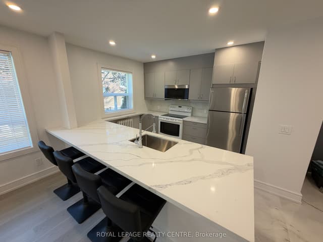 Condo Apartment at 342 Lakeshore Road W 6, Mississauga, ON L5H 1H1