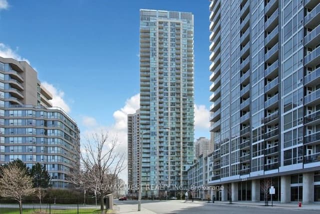Condo Apartment at 225 Webb Drive 903, Mississauga, ON L5B 4P2