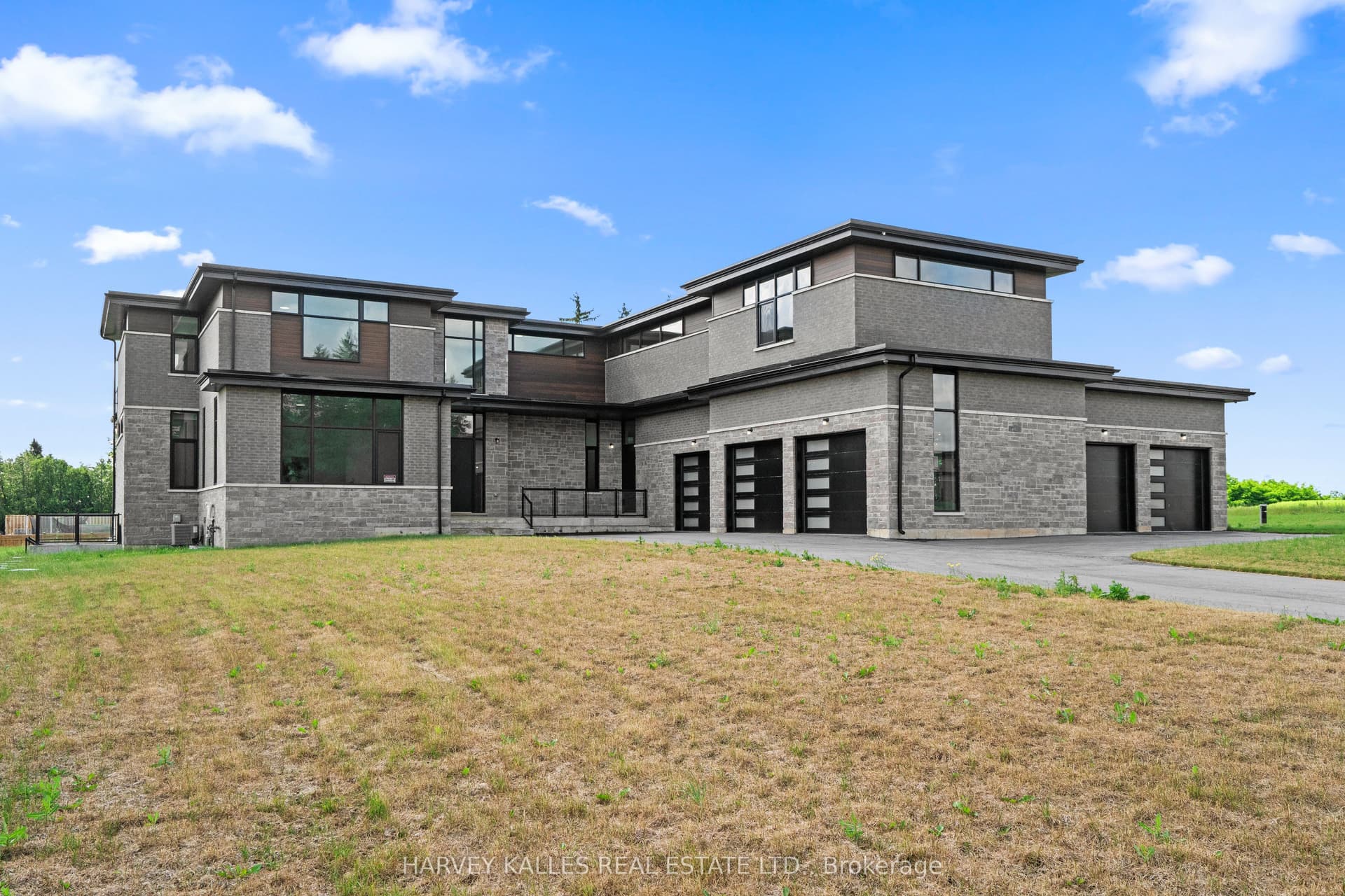 2 Sugarbush Crt