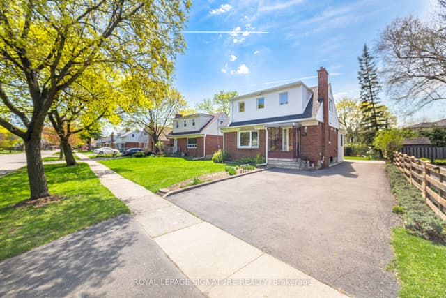 Detached at 18 Erlesmere Avenue, Brampton, ON L6W 2T5