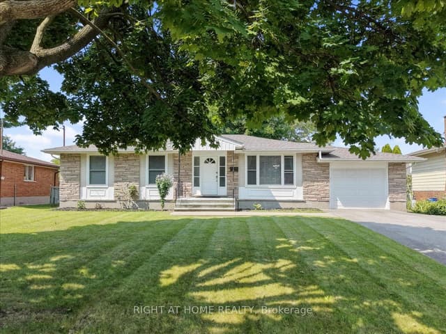 Detached at 43 Monarch Park Drive, St. Catharines, ON L2M 3K8
