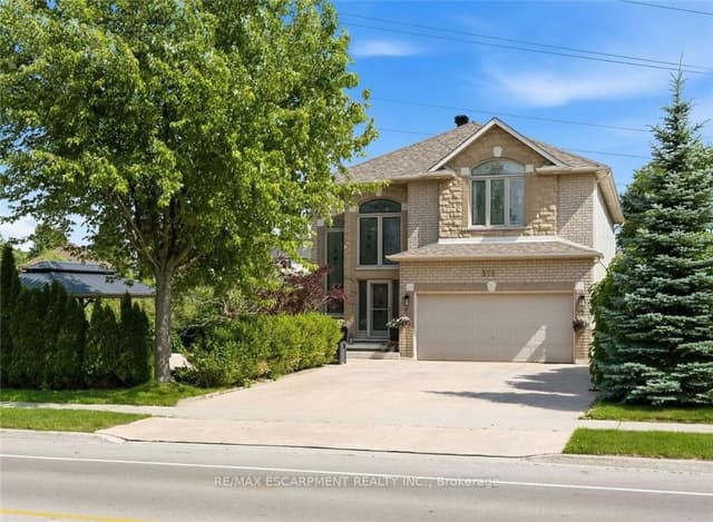 Detached at 575 Stonehenge Drive, Hamilton, ON L9K 1T4